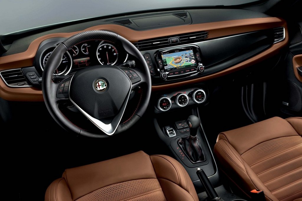 Pregled petvratnega kombilimuzinskega Alfa Romeo Giulietta