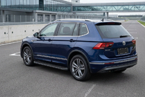 Volkswagen Tiguan 2016–2023 Stranski pragovi Tayga Black (2 kosa, aluminij) fotografija 1