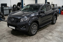 Nissan Navara/NP300 2016– Stranske stopnice Allmond Black (2 kosa, aluminij) fotografija 1