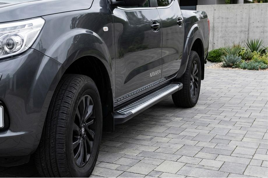 Nissan Navara/NP300 2016– Stranski pragovi Line (2 kosa, aluminij) Image