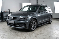 Volkswagen Tiguan 2016–2023 Bočne stopnice Allmond Black (2 kos, aluminij) fotografija 1