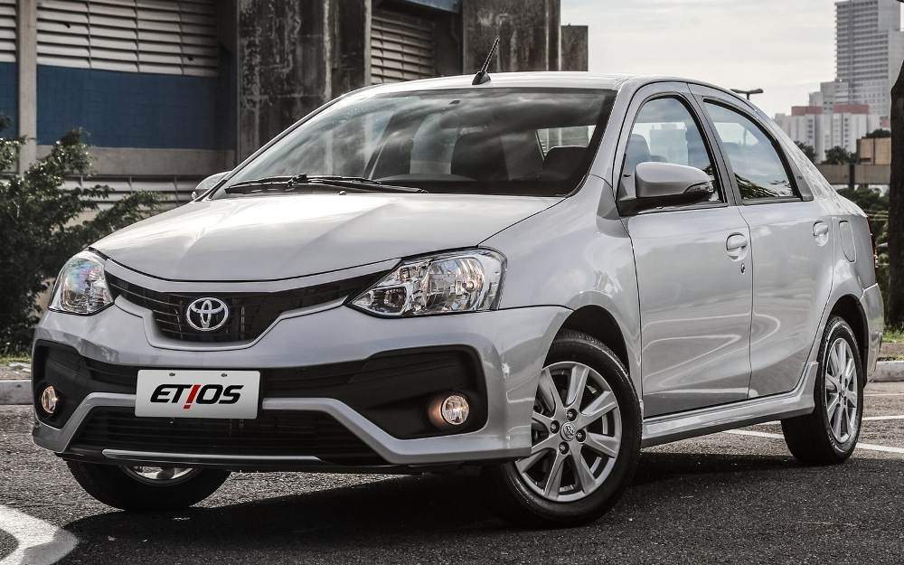 Pregled cenovno ugodne limuzine Toyota Etios