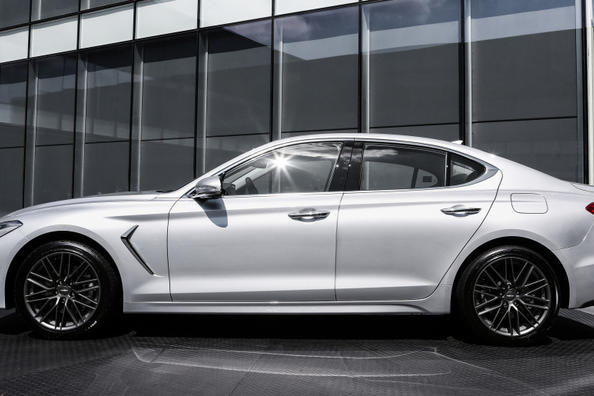 Pregled luksuzne limuzine Genesis G70 Fotografija 6