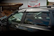 Nissan Qashqai 2010–2014 Vetrni deflektorji oken s kromirano letvico (4 kos, Niken) fotografija 4