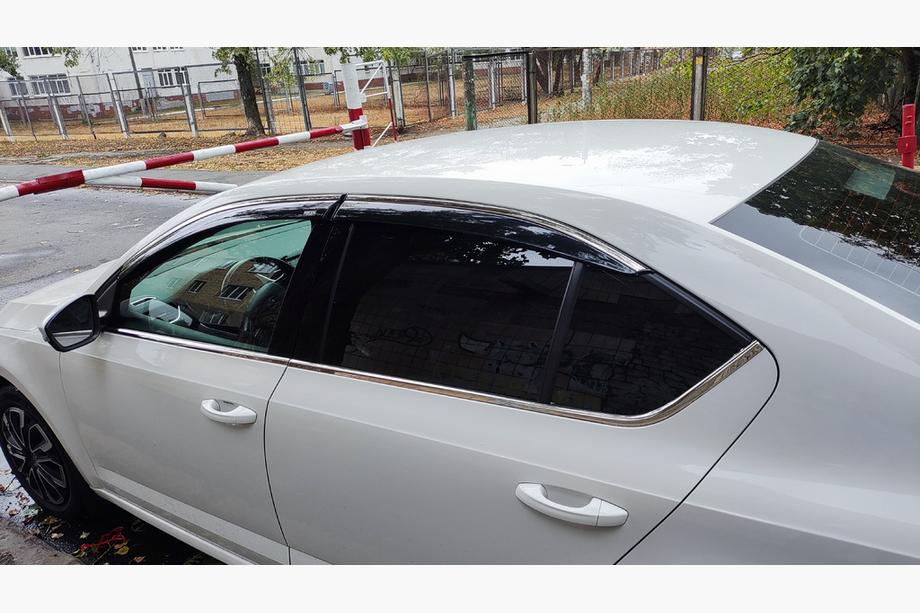 Skoda Octavia III A7 2013–2019 Vetrni deflektorji oken s kromirano letvico LiftBack (4 kosi, Niken) Fotografija 1