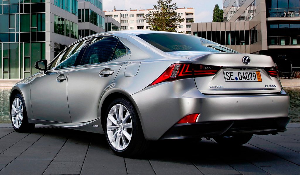 Prenovljena limuzina Lexus IS