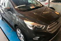 Ford Kuga/Escape 2013–2019 Bočne stopnice Bosphorus Grey (2 kos, aluminij) S črnimi letvami na vratih fotografija 3