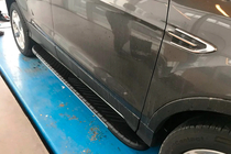 Ford Kuga/Escape 2013–2019 Bočne stopnice Bosphorus Grey (2 kos, aluminij) S črnimi letvami na vratih fotografija 4