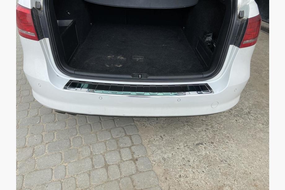 Volkswagen Passat B7 2012–2015 Nerjaveča zaščitna letev zadnjega odbijača Carmos (SW) Fotografija 3