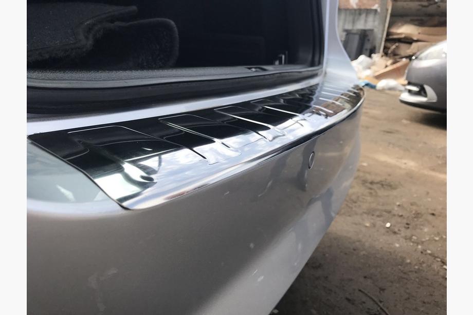 Volkswagen Passat B7 2012–2015 Nerjaveča zaščitna letev zadnjega odbijača Carmos (SW) Fotografija 5