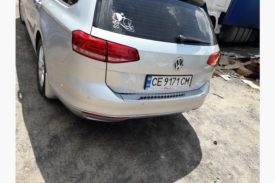 Volkswagen Passat B8 2015–2023 Kromirana letvica zadnjega odbijača Carmos V1 (SW) Fotografija 8