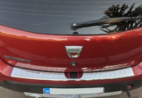 Dacia Sandero 2007–2013 Nerjaveča zaščitna letvica zadnjega odbijača Carmos V1 fotografija 1