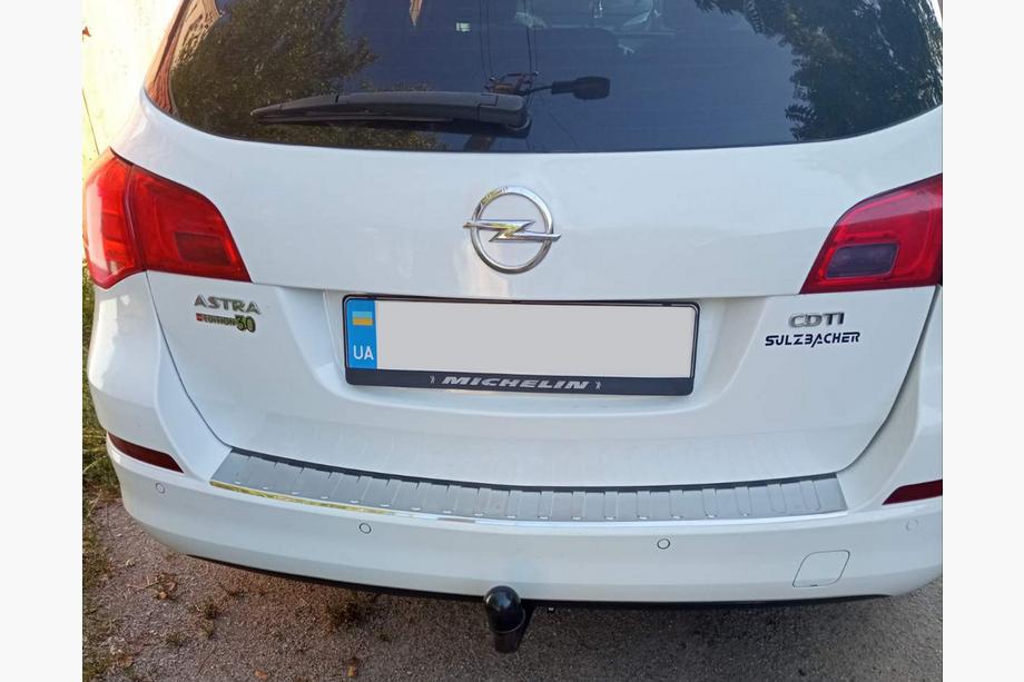 Opel Astra J 2009–2015 Zaščitna letev zadnjega odbijača V-1 Carmos (SW, nerjaveče jeklo) Image
