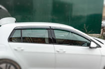 Volkswagen Golf 7/E-Golf 2012–2020 Vetrni deflektorji za okna s kromirano letvijo HB (4 kosi, Niken) fotografija 3