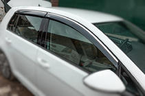 Volkswagen Golf 7/E-Golf 2012–2020 Vetrni deflektorji za okna s kromirano letvijo HB (4 kosi, Niken) fotografija 1