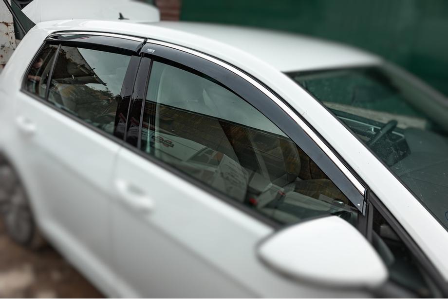 Volkswagen Golf 7/E-Golf 2012–2020 Vetrni deflektorji za okna s kromirano letvijo HB (4 kosi, Niken) Image