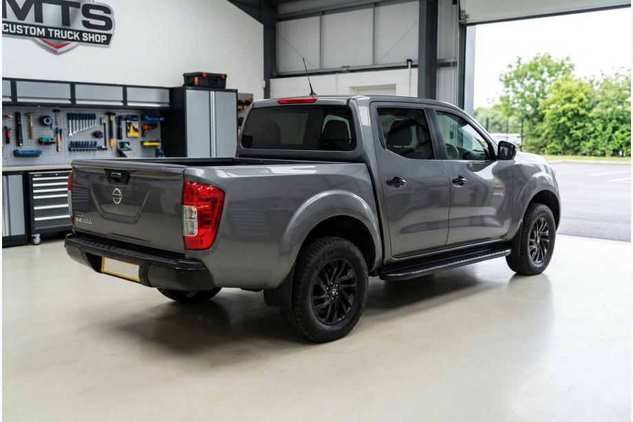 Nissan Navara/NP300 2016– Bočne stopnice Bosphore Black (2 kos, aluminij) Image