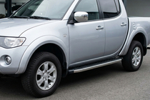 Mitsubishi L200 2015–2024 Stranske stopnice BlackLine (2 kosa, aluminij) fotografija 1