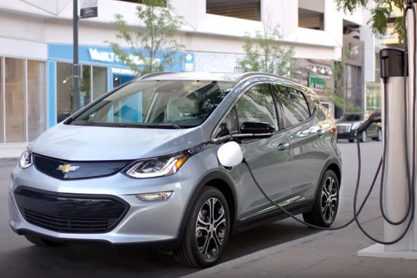Pregled električnega kombilimuzinskega Chevrolet Bolt EV Fotografija 1