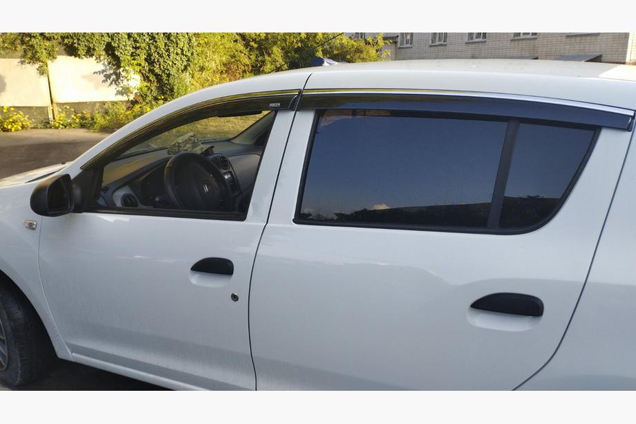 Renault Sandero 2013–2022 Vetrni deflektorji za okna s kromirano letvijo HB (4 kosi, Niken) Fotografija 1