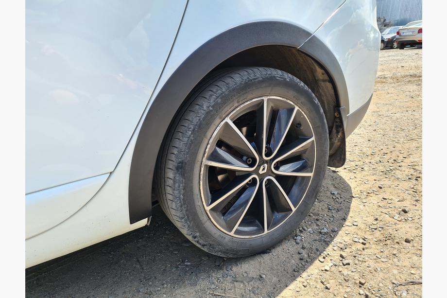 Renault Megane III 2009–2016 Obrobe blatniških lokov (8 kos, črne) Fotografija 10