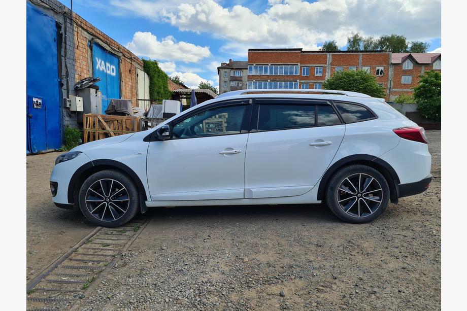 Renault Megane III 2009–2016 Obrobe blatniških lokov (8 kos, črne) Fotografija 3