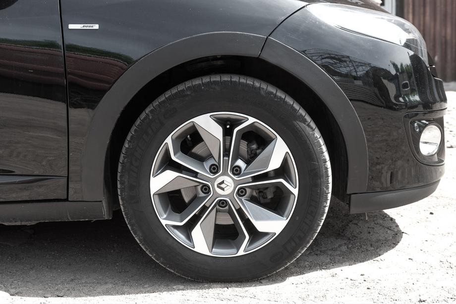 Renault Megane III 2009–2016 Obrobe blatniških lokov (8 kos, črne) Fotografija 4
