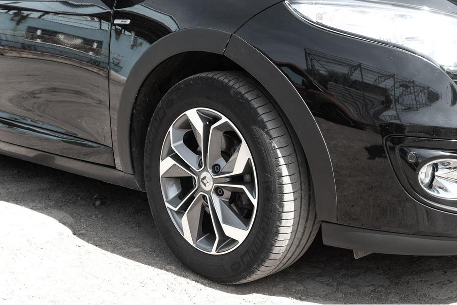 Renault Megane III 2009–2016 Obrobe blatniških lokov (8 kos, črne) Fotografija 5