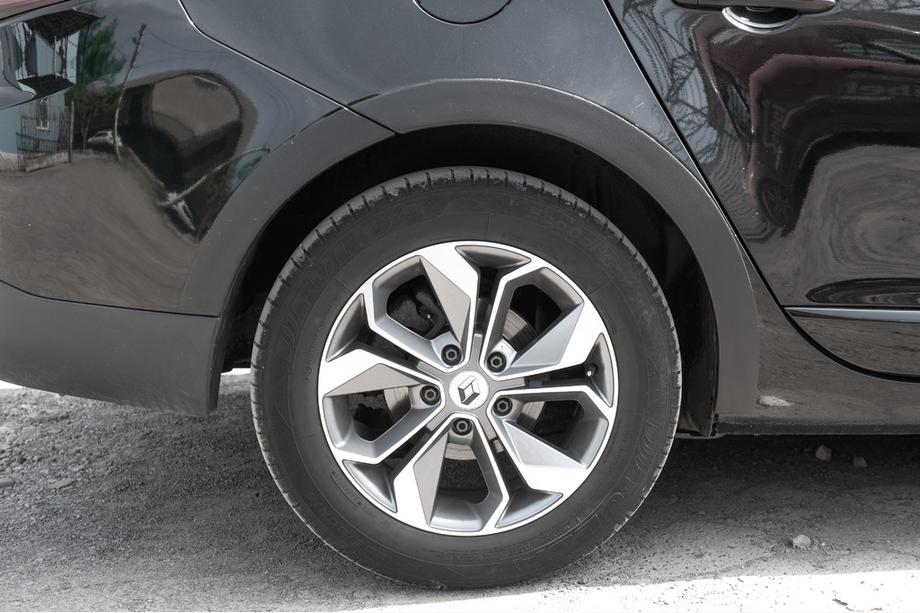 Renault Megane III 2009–2016 Obrobe blatniških lokov (8 kos, črne) Fotografija 12