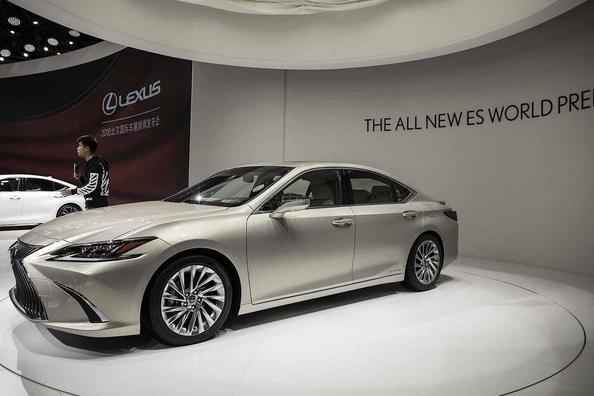 Sedan sedme generacije Lexus ES