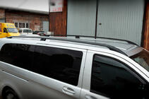 Mercedes Vito/V-razred W447 2014– Črni strešni relingi CAN Originalni dizajn (kovinske noge) fotografija 3