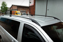 Mercedes Vito/V-razred W447 2014– Črni strešni relingi CAN Originalni dizajn (kovinske noge) fotografija 1