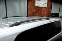 Mercedes Vito/V-razred W447 2014– Črni strešni relingi CAN Originalni dizajn (kovinske noge) fotografija 2
