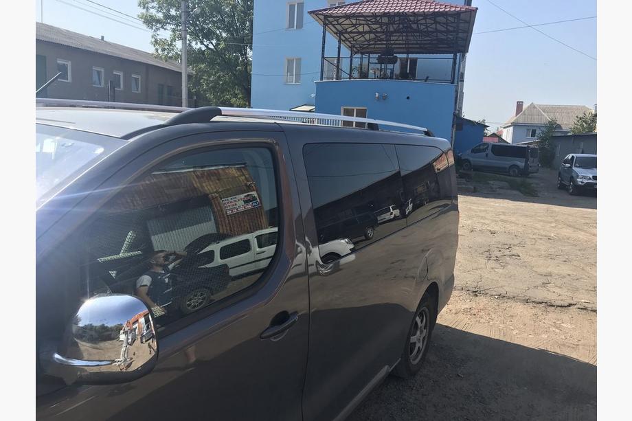 Peugeot Traveller 2017– Kromirane strešne sani Dolga medosna razdalja, plastična noga Fotografija 2