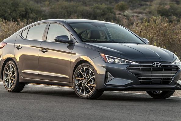 Pregled Hyundai Elantra modelnega leta 2019