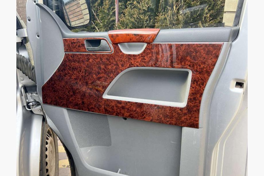 Volkswagen T5 2010–2015 Okrasne obloge vratnih panelov Titan Fotografija 2