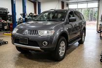 Mitsubishi Pajero Sport 2008–2015 Bočne stopnice Allmond Black (2 kos, aluminij) fotografija 1