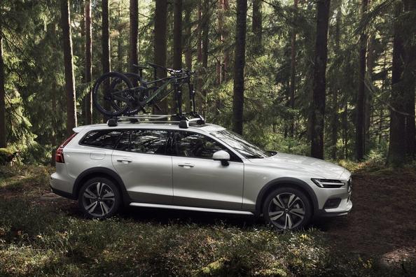 Druga generacija terenskega karavana Volvo V60 Cross Country