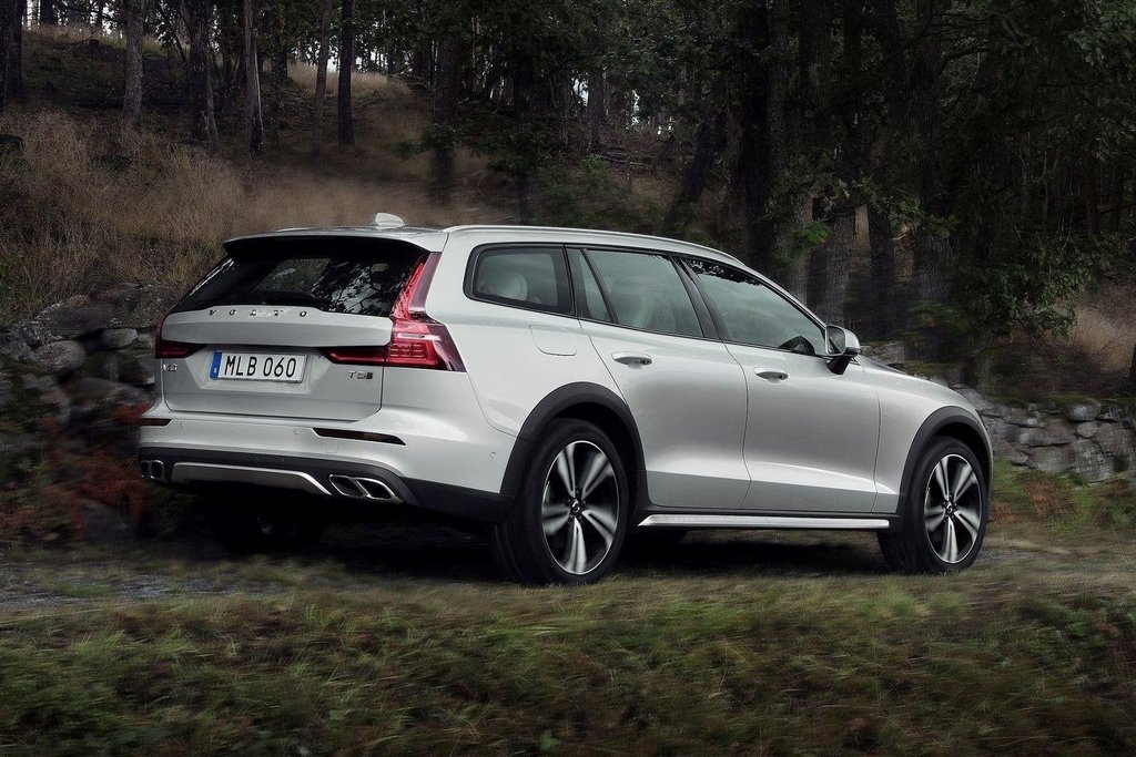 Druga generacija terenskega karavana Volvo V60 Cross Country