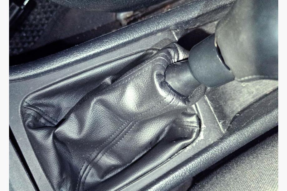 Opel Astra G Classic 1998–2012 Manšeta prestavne ročice V1 (z okvirjem) Image