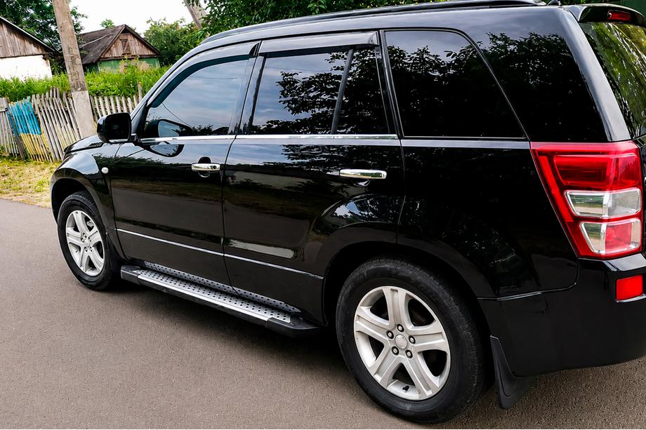 Suzuki Grand Vitara 2005–2017 Stranske stopnice Allmond Grey (2 kos, aluminij) Image