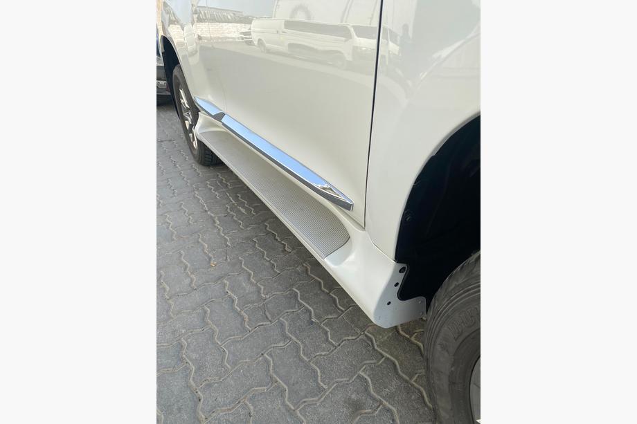 Toyota Land Cruiser Prado 150 2009–2023 Stranske stopnice GX-style (2 kosa, aluminij) Bela barva (siva stopnica) Fotografija 4