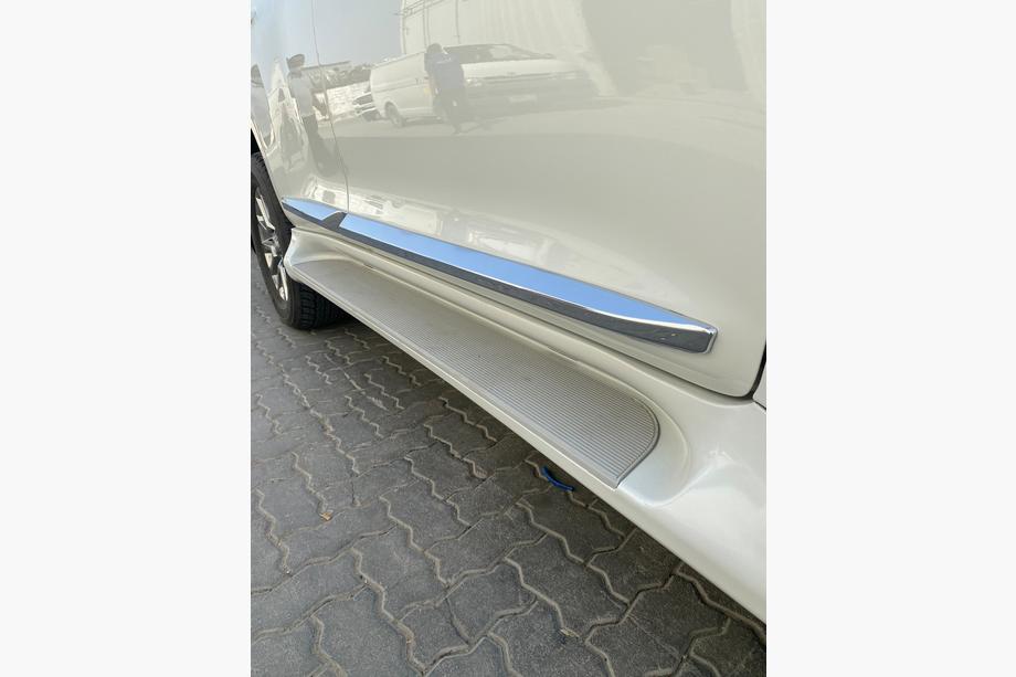 Toyota Land Cruiser Prado 150 2009–2023 Stranske stopnice GX-style (2 kosa, aluminij) Bela barva (siva stopnica) Fotografija 5