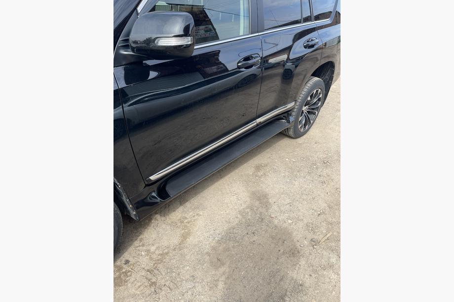 Toyota Land Cruiser Prado 150 2009–2023 Stranske stopnice GX-style (2 kosa, aluminij) Bela barva (siva stopnica) Fotografija 6