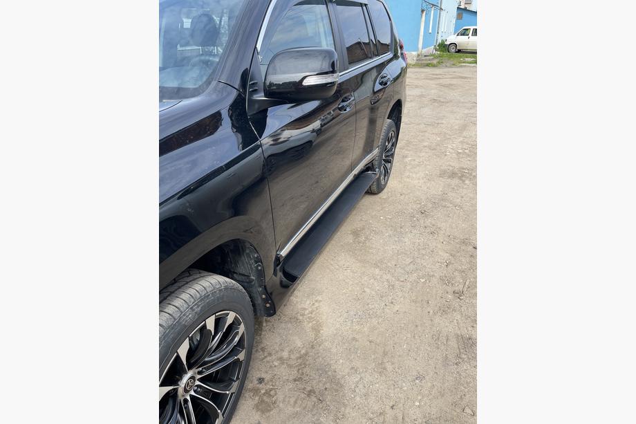 Toyota Land Cruiser Prado 150 2009–2023 Stranske stopnice GX-style (2 kosa, aluminij) Bela barva (siva stopnica) Fotografija 8