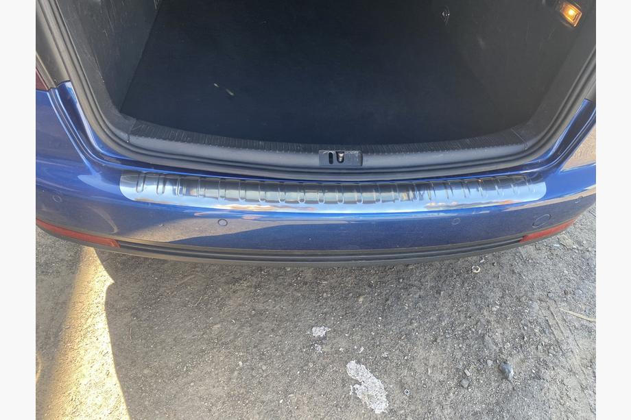 Volkswagen Touran 2003–2010 Zaščitna letev zadnjega odbijača Carmos (nerjavno jeklo) Fotografija 3