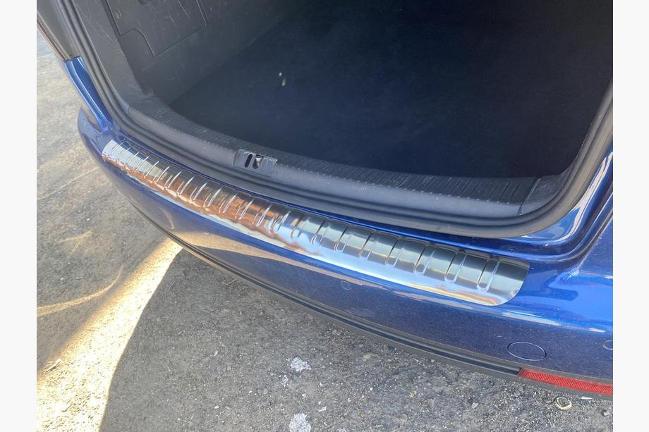 Volkswagen Touran 2003–2010 Zaščitna letev zadnjega odbijača Carmos (nerjavno jeklo) Fotografija 4