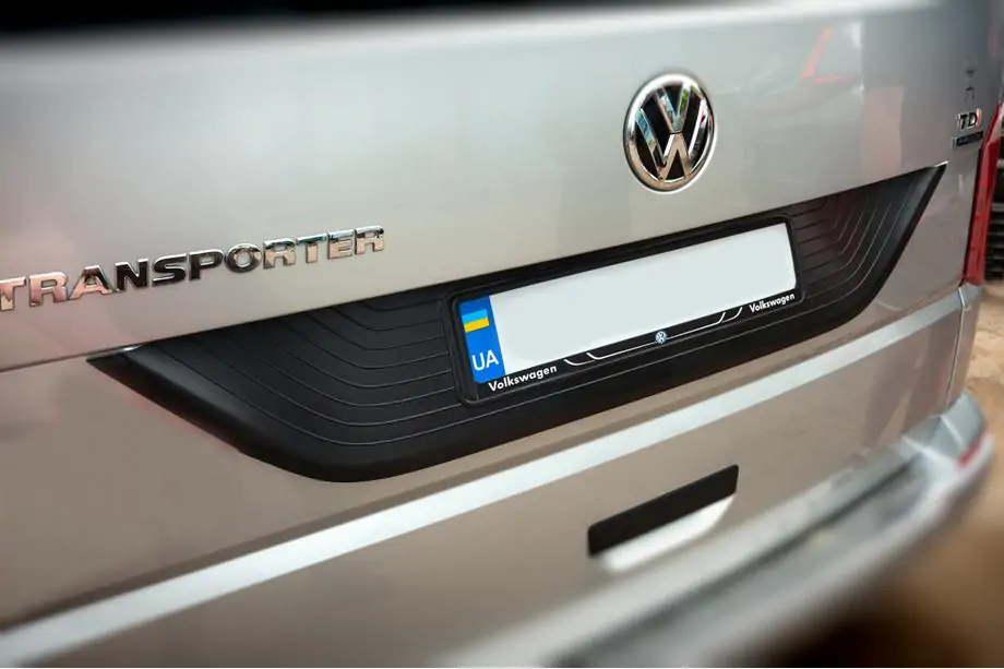 Volkswagen T6 2015–2024 Plastična obloga pokrova prtljažnika Image