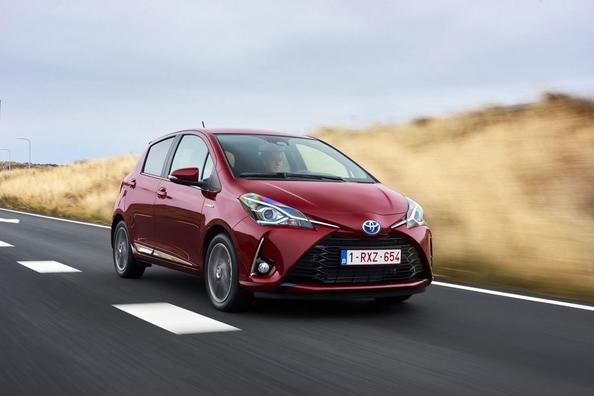 Pregled hibridne različice kombilimuzine Toyota Yaris Hybrid