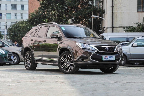 Hibridni sedemsedežni križanec BYD Tang 100